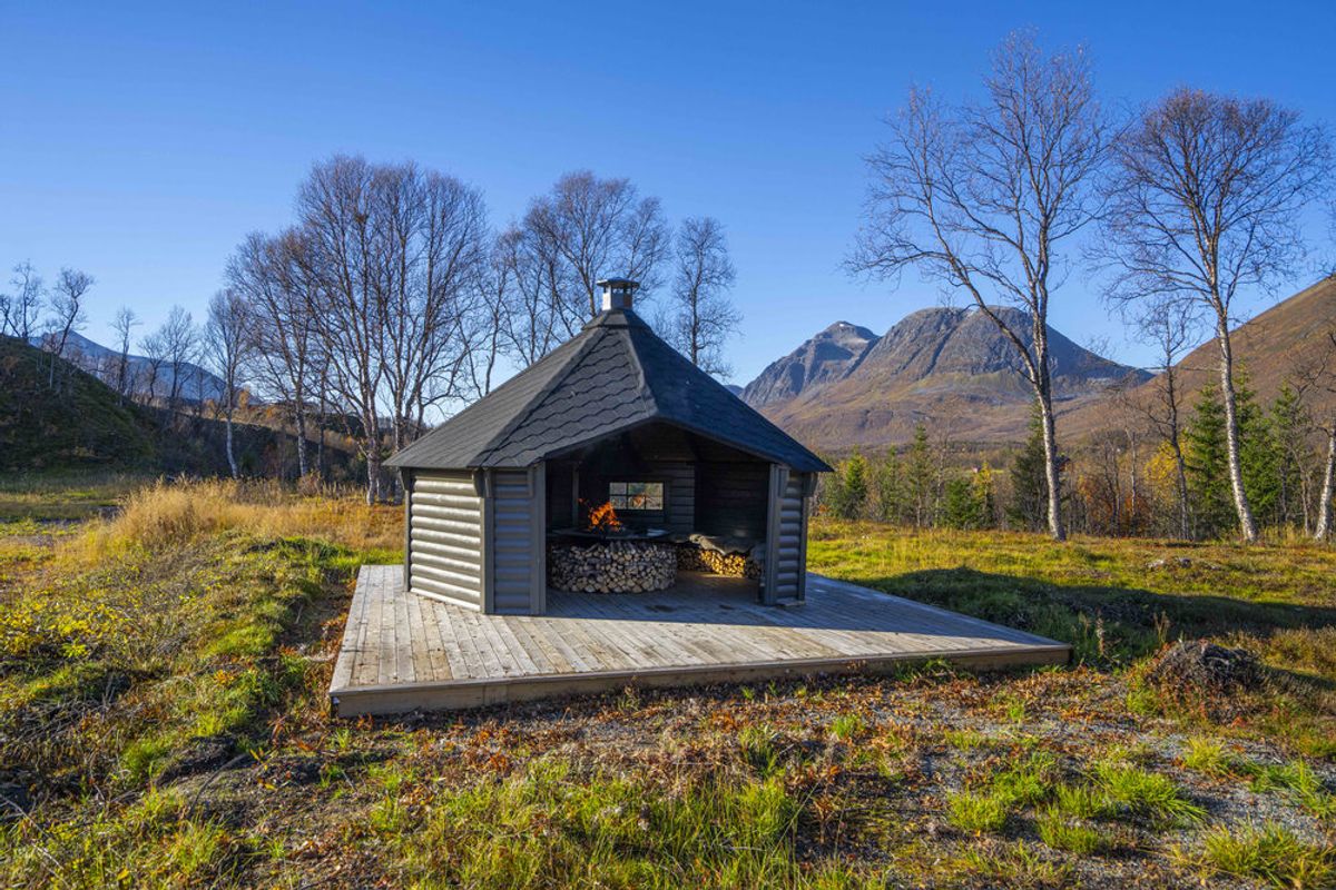 Gapahuk / Shelter 15 m2 Royal med grill og bænke - Buet væg