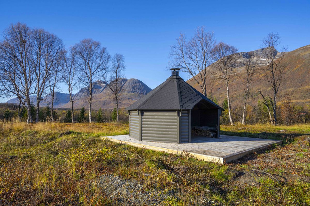 Gapahuk / Shelter 17 m2 Royal med grill og bænke - Buet væg