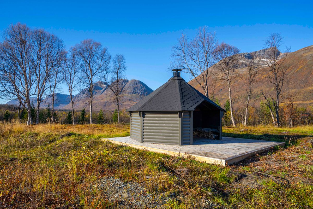 Gapahuk / Shelter 17 m2 Royal med grill og bænke - Buet væg
